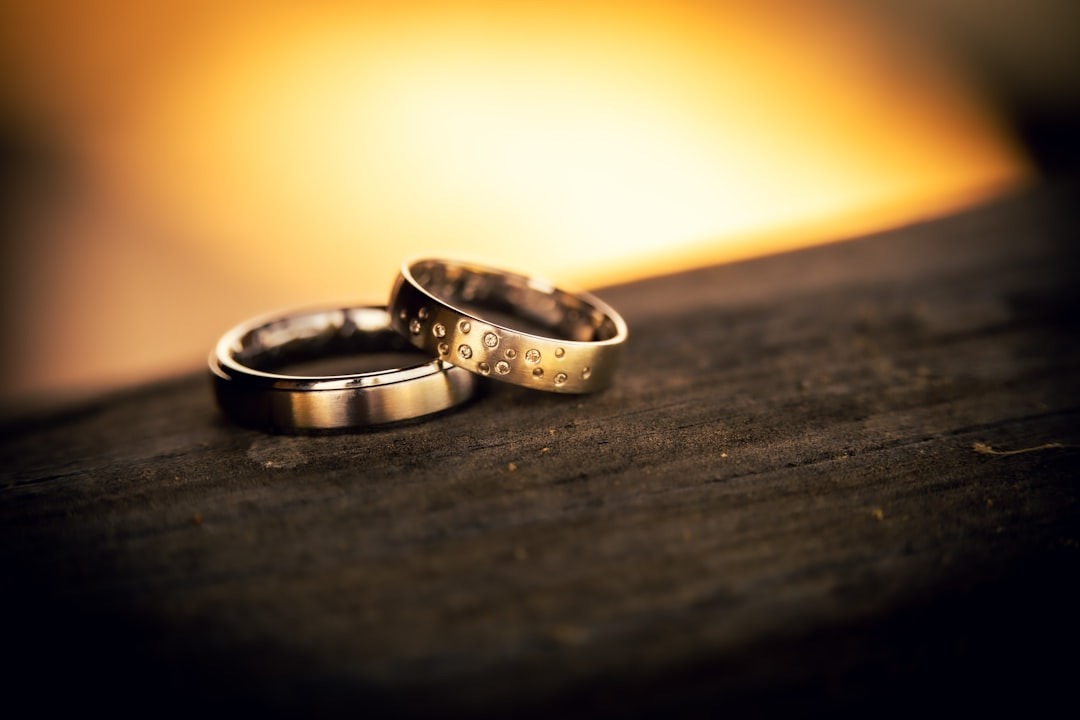 Meglio OroCash o Compro Oro? Immagine che mostra due anelli d'oro